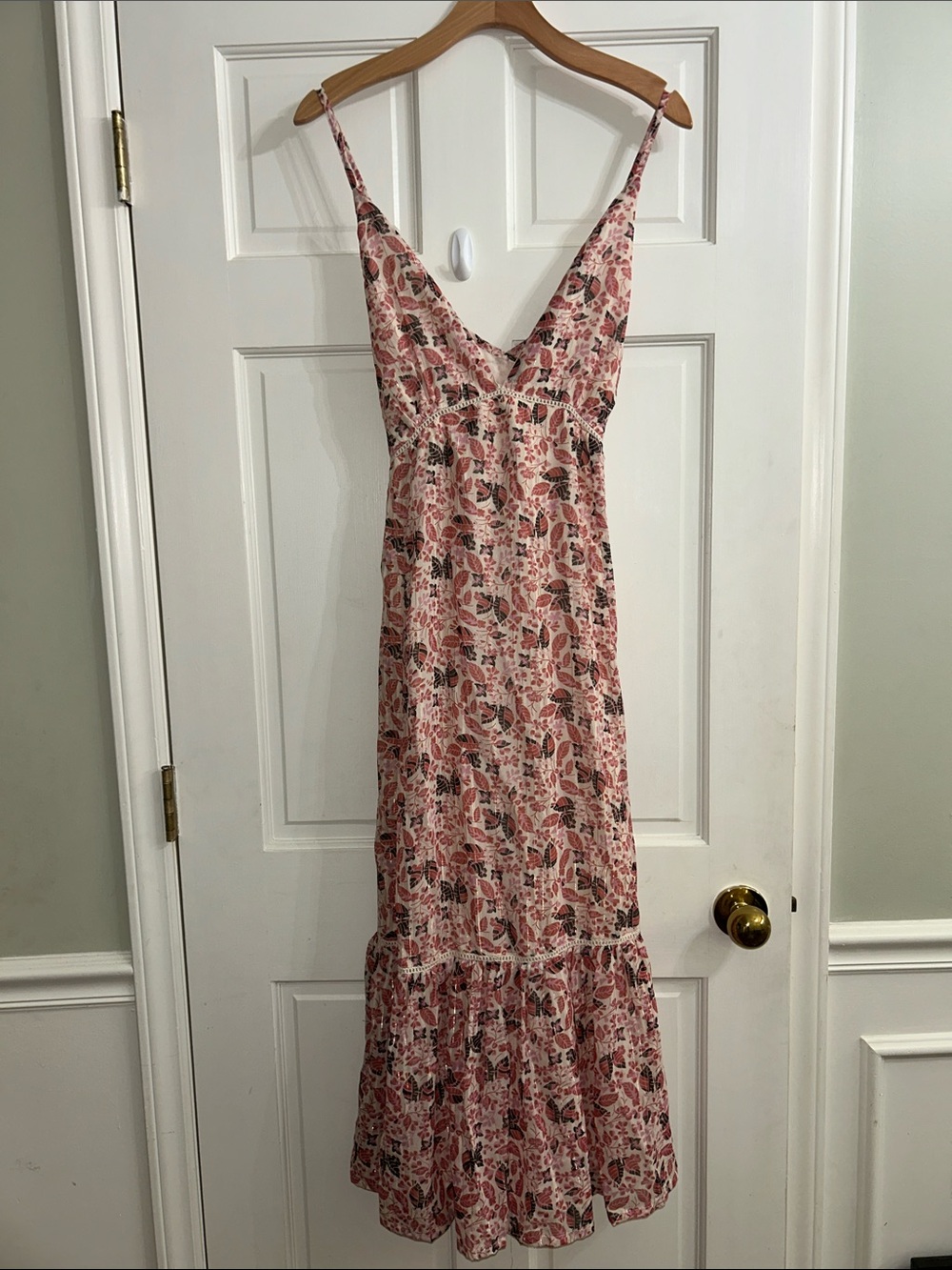 En Crème V-Neck Spaghetti-Strap, Crisscross Back Maxi Dress